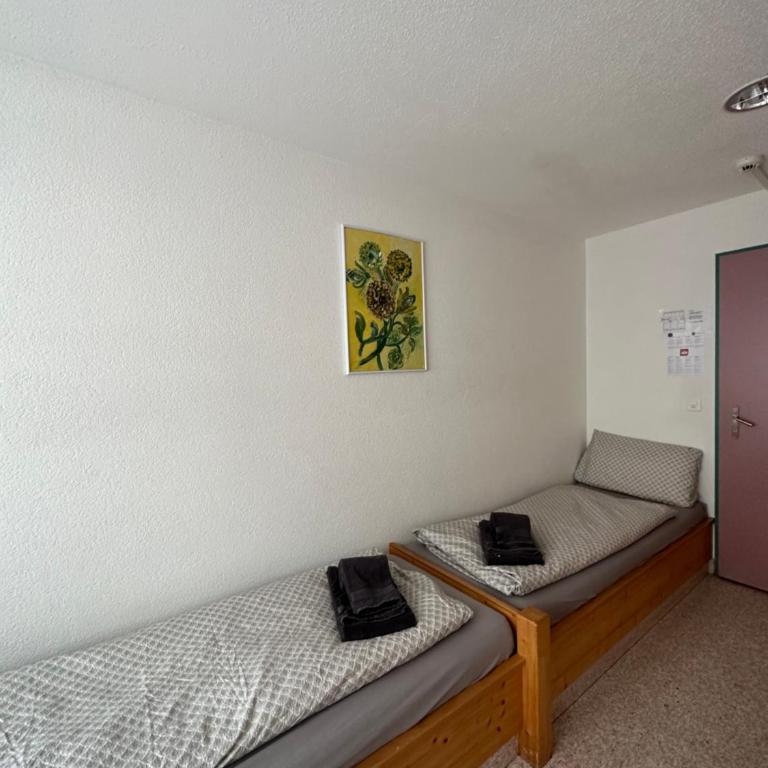 Touristenheim Bergfreude - Standard Zweibettzimmer mit Gemeinschaftsbad - 2