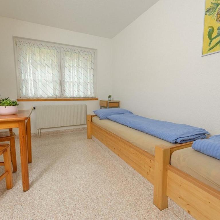 Touristenheim Bergfreude - Standard Zweibettzimmer mit Gemeinschaftsbad - 1