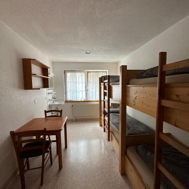 Touristenheim Bergfreude - Vierbettzimmer mit Gemeinschaftsbad - 1