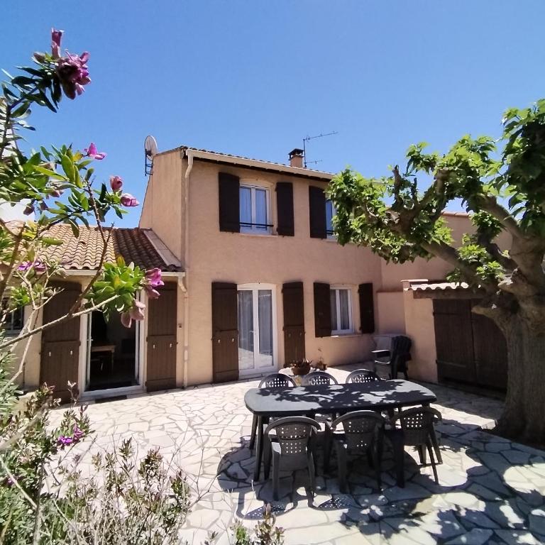 MAISON climatisée 7-9 PERSONNES 1300M DE LA PLAGE AVEC NAVETTE OU PISTE CYCLABLE - Maison 3 Chambres - 1