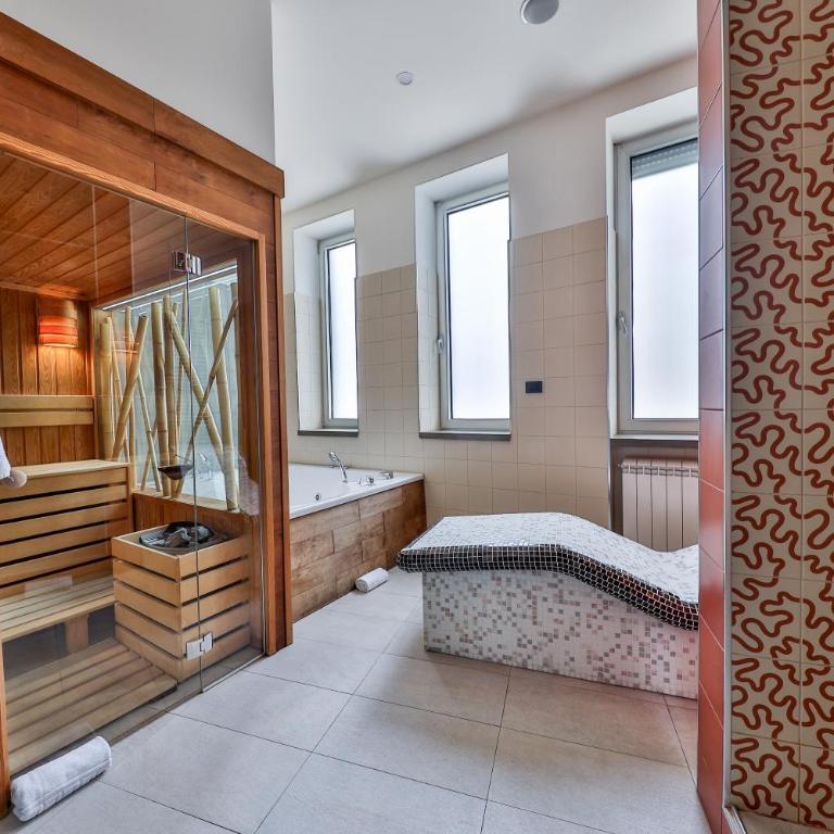 Atera Business Suites - Suite with Hot Tub and Sauna - Free Parking - 29