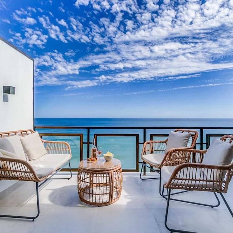 127-Stunning Beachfront Apartment in Benalmádena - Apartamento de 1 dormitorio - 1
