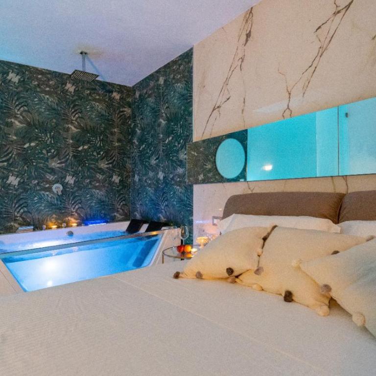 MAZZINI LUXURY JACUZZY SUITE Catania - King Room with Balcony - 8