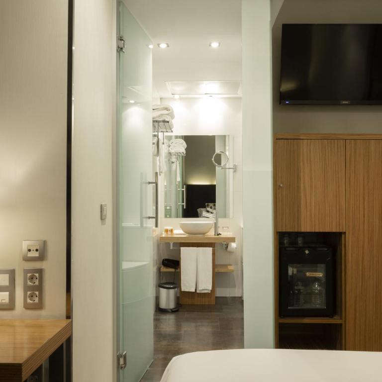 Petit Palace Plaza del Carmen - Small Double Room - 4