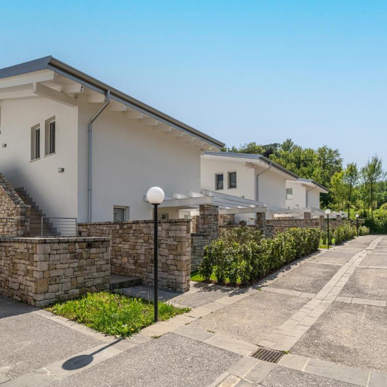 HOST4U - Garda Lake Lido Apartments With Pool, Garden and Private Parking in Garage - Apartment mit 1 Schlafzimmer - 6