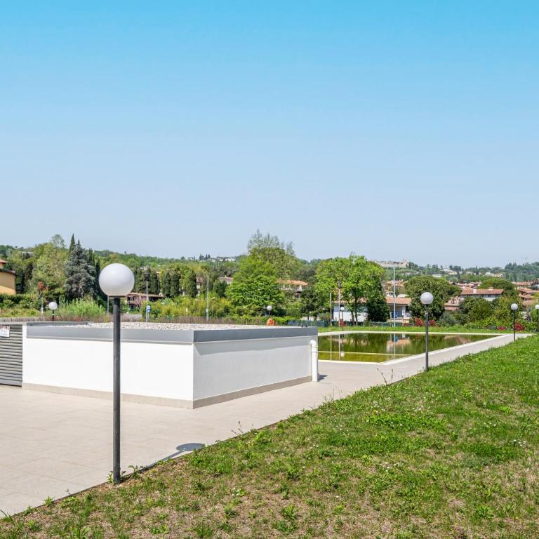 HOST4U - Garda Lake Lido Apartments With Pool, Garden and Private Parking in Garage - Apartment mit 1 Schlafzimmer - 4