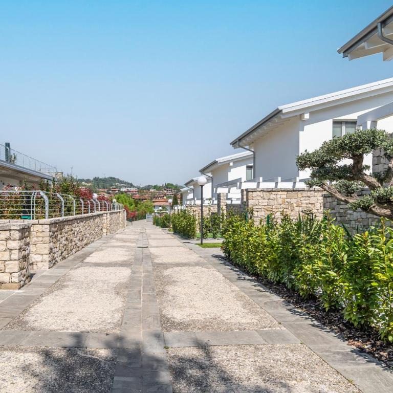 HOST4U - Garda Lake Lido Apartments With Pool, Garden and Private Parking in Garage - Apartment mit 1 Schlafzimmer - 3