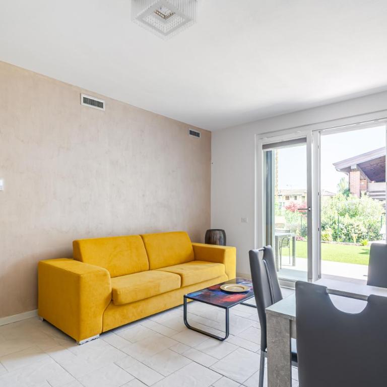 HOST4U - Garda Lake Lido Apartments With Pool, Garden and Private Parking in Garage - Apartment mit 1 Schlafzimmer - 1