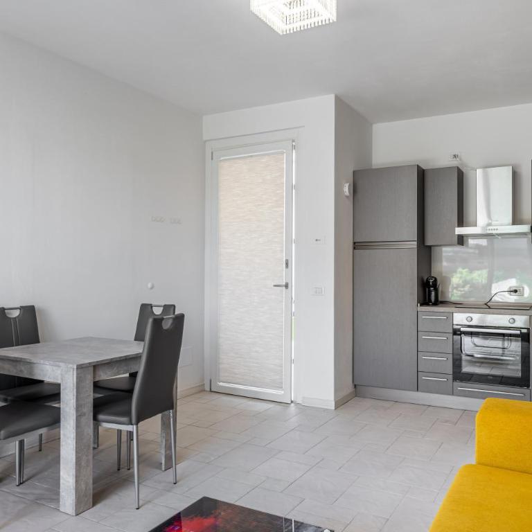 HOST4U - Garda Lake Lido Apartments With Pool, Garden and Private Parking in Garage - Apartment mit 1 Schlafzimmer - 12