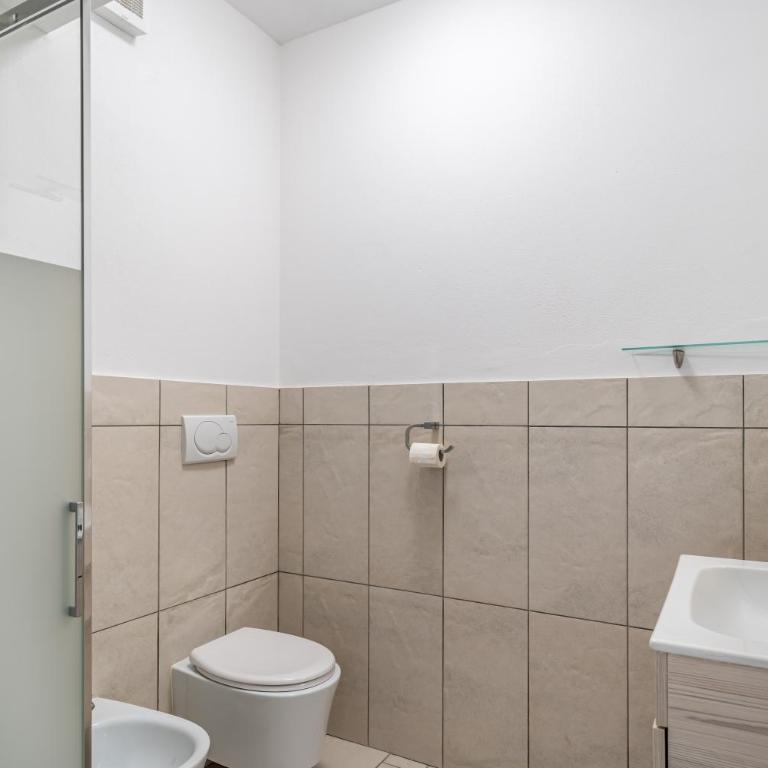 HOST4U - Garda Lake Lido Apartments With Pool, Garden and Private Parking in Garage - Apartment mit 1 Schlafzimmer - 13