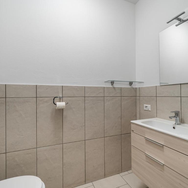 HOST4U - Garda Lake Lido Apartments With Pool, Garden and Private Parking in Garage - Apartment mit 1 Schlafzimmer - 14