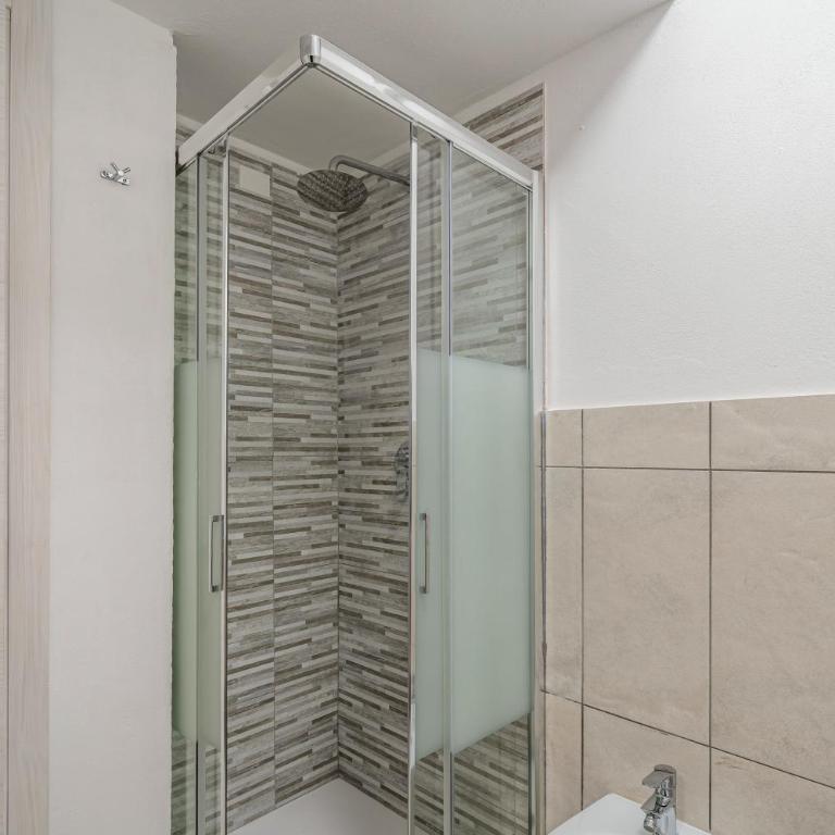 HOST4U - Garda Lake Lido Apartments With Pool, Garden and Private Parking in Garage - Apartment mit 1 Schlafzimmer - 19