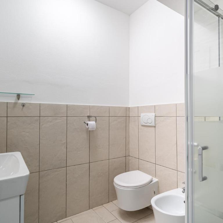 HOST4U - Garda Lake Lido Apartments With Pool, Garden and Private Parking in Garage - Apartment - 8