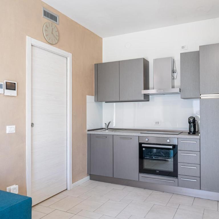 HOST4U - Garda Lake Lido Apartments With Pool, Garden and Private Parking in Garage - Apartment - 15