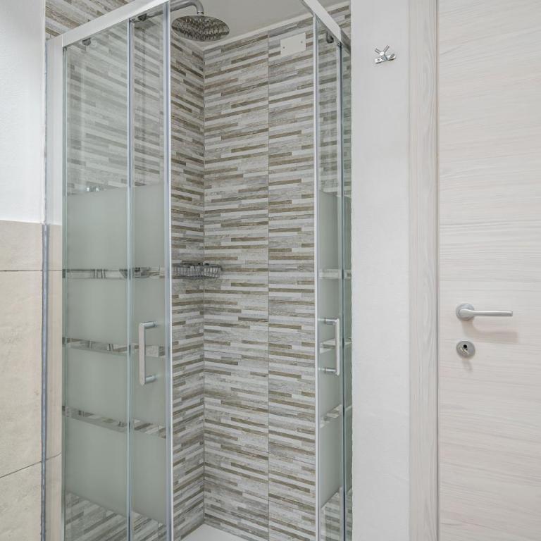 HOST4U - Garda Lake Lido Apartments With Pool, Garden and Private Parking in Garage - Apartment - 13