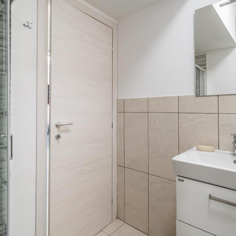 HOST4U - Garda Lake Lido Apartments With Pool, Garden and Private Parking in Garage - Apartment - 12