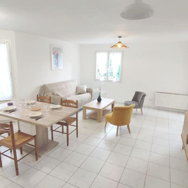 Appartement T3 classé trois étoiles au calme de plain-pied au centre Doussard avec vue sur montagne, lac Annecy à proximité - Two-Bedroom Apartment with Terrace - 4