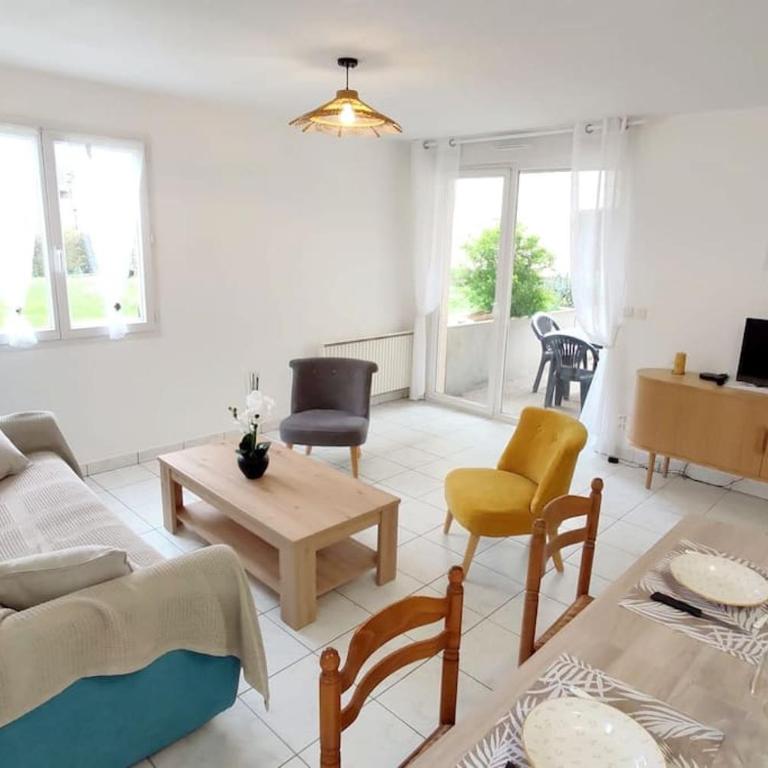 Appartement T3 classé trois étoiles au calme de plain-pied au centre Doussard avec vue sur montagne, lac Annecy à proximité - Two-Bedroom Apartment with Terrace - 11