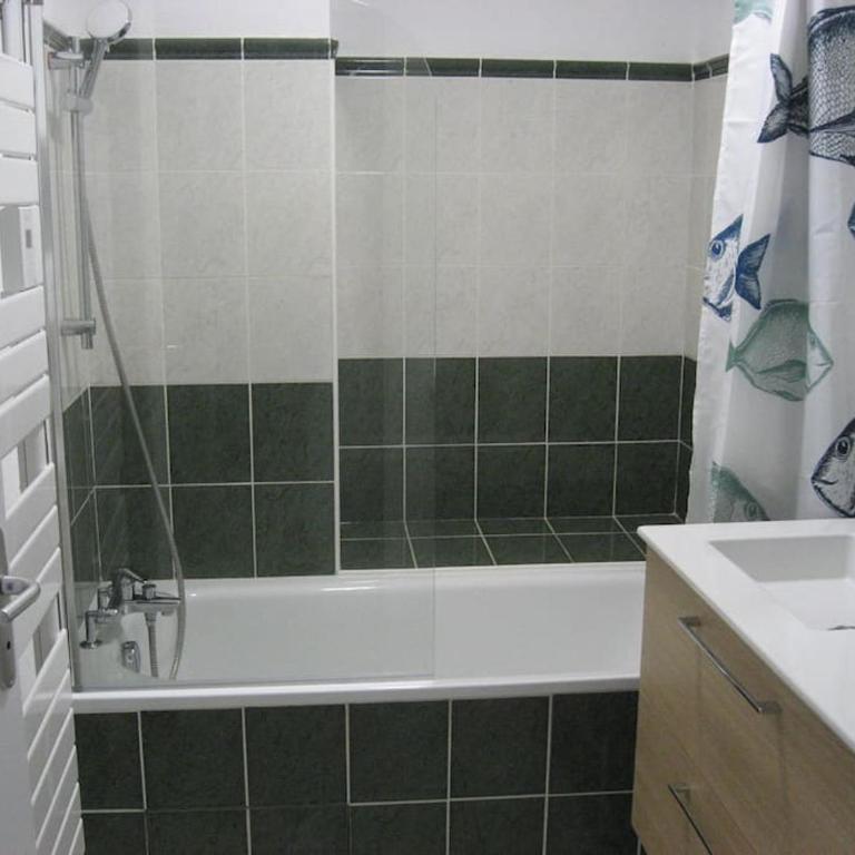 Appartement T3 classé trois étoiles au calme de plain-pied au centre Doussard avec vue sur montagne, lac Annecy à proximité - Two-Bedroom Apartment with Terrace - 15