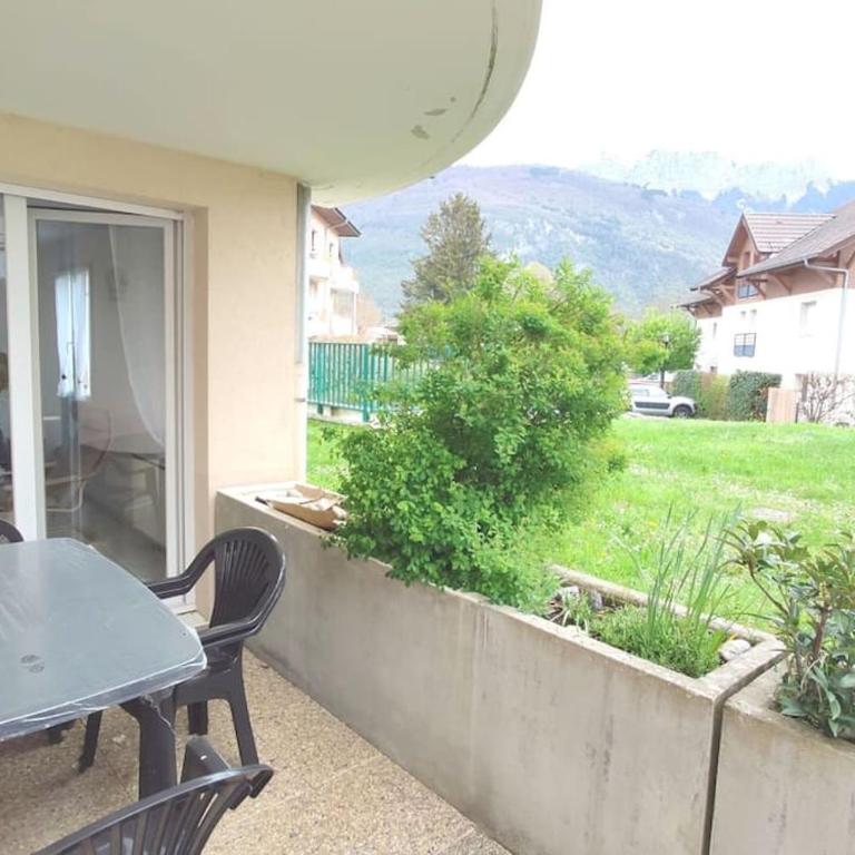 Appartement T3 classé trois étoiles au calme de plain-pied au centre Doussard avec vue sur montagne, lac Annecy à proximité - Two-Bedroom Apartment with Terrace - 23