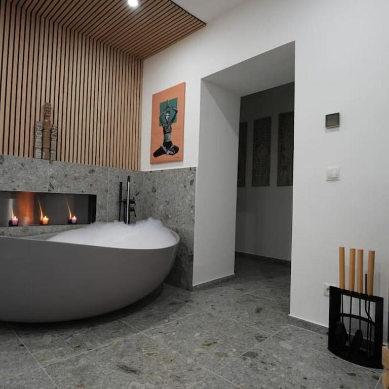 Suite mit Badewanne, Kamin und Parkplatz - Apartment mit 1 Schlafzimmer - 1