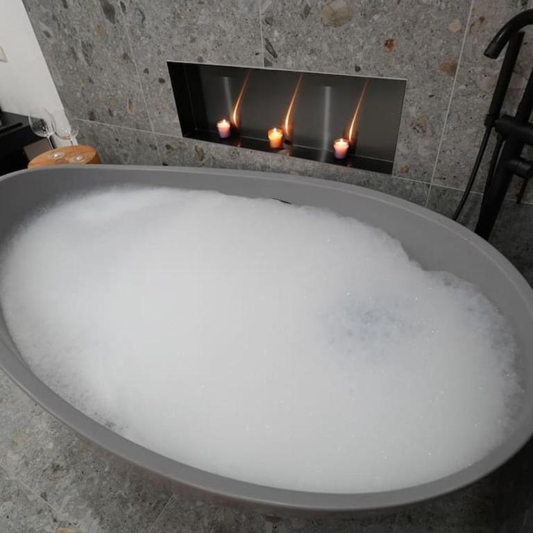 Suite mit Badewanne, Kamin und Parkplatz - Apartment mit 1 Schlafzimmer - 13