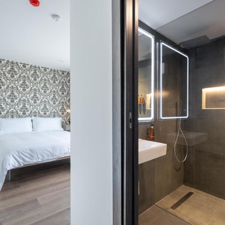 The Orange House Boutique Hotel and Upstairs Rooftop Bar Center of La Cala de Mijas 100m from the Beach - Habitación Doble Deluxe con balcón y vistas al mar - 13