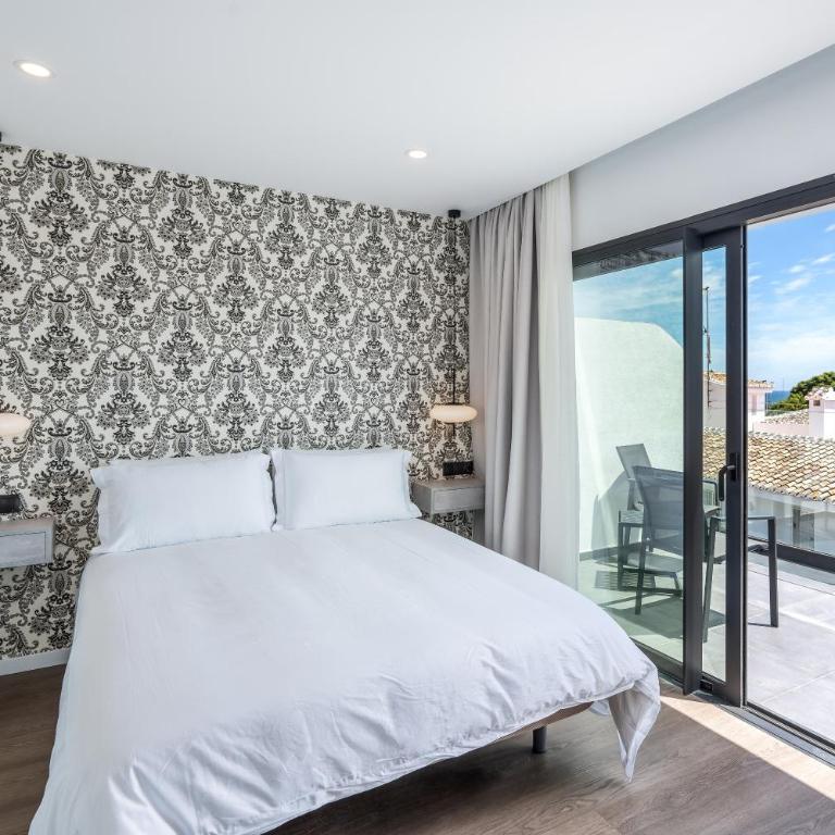The Orange House Boutique Hotel and Upstairs Rooftop Bar Center of La Cala de Mijas 100m from the Beach - Habitación Doble Deluxe con balcón y vistas al mar - 2