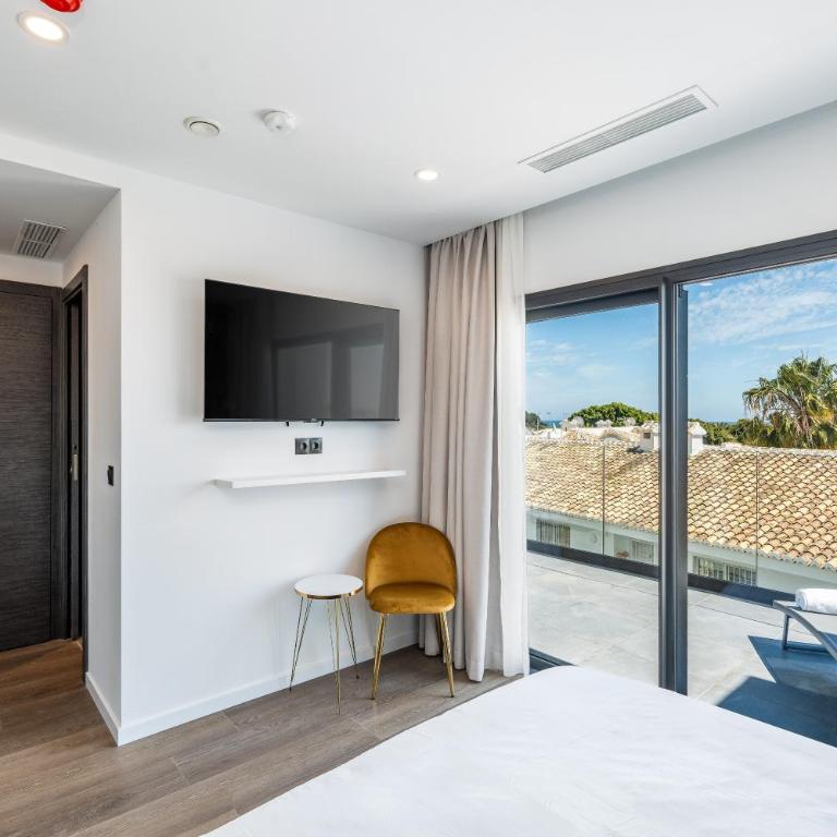 The Orange House Boutique Hotel and Upstairs Rooftop Bar Center of La Cala de Mijas 100m from the Beach - Habitación Doble Deluxe con balcón y vistas al mar - 15