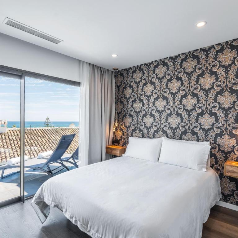 The Orange House Boutique Hotel and Upstairs Rooftop Bar Center of La Cala de Mijas 100m from the Beach - Habitación Doble Deluxe con balcón y vistas al mar - 1