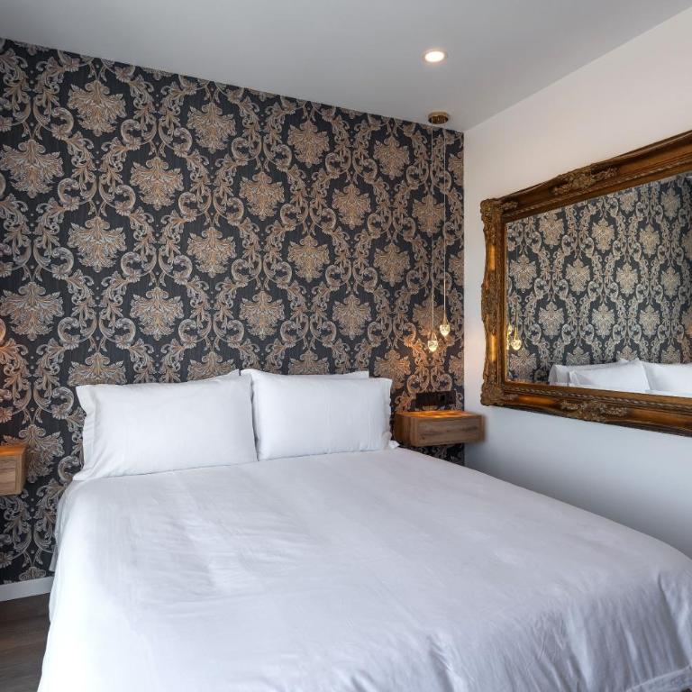 The Orange House Boutique Hotel and Upstairs Rooftop Bar Center of La Cala de Mijas 100m from the Beach - Habitación Doble Deluxe con balcón y vistas al mar - 6