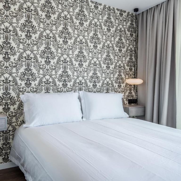 The Orange House Boutique Hotel and Upstairs Rooftop Bar Center of La Cala de Mijas 100m from the Beach - Habitación Doble Deluxe con balcón y vistas al mar - 10