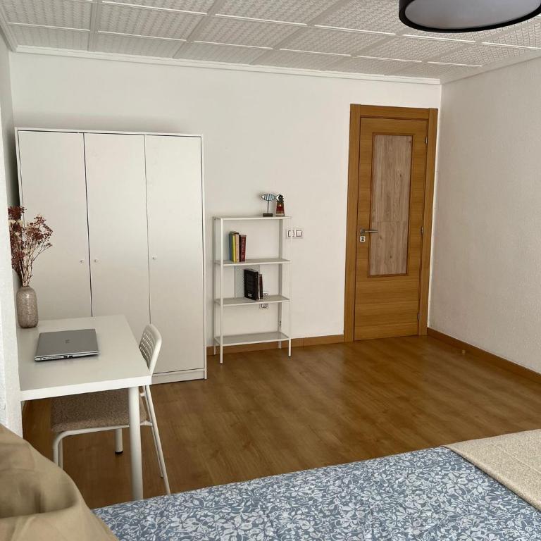Urban Coliving Alicante - Deluxe Double Room with Balcony - 3