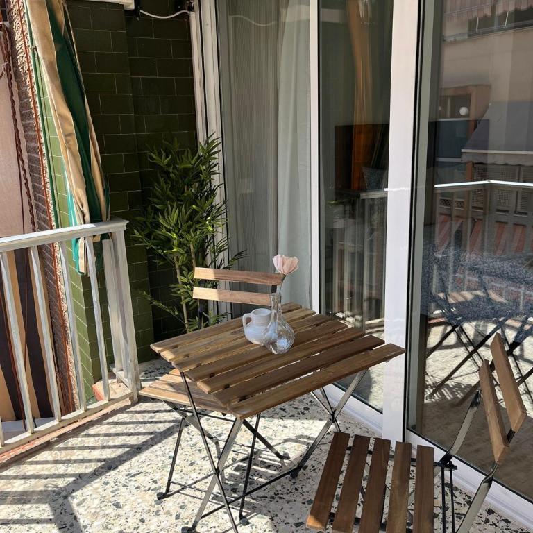 Urban Coliving Alicante - Deluxe Double Room with Balcony - 4
