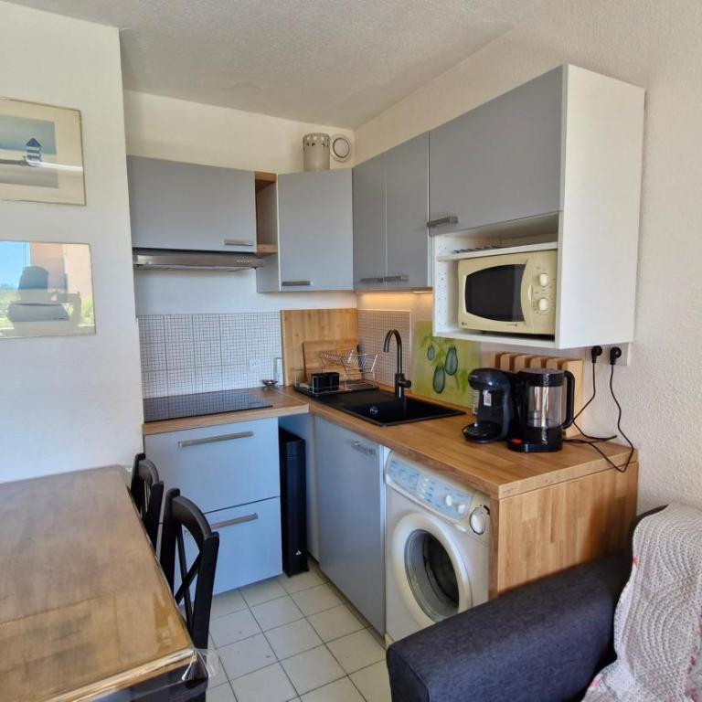 Le Tropique Appart front de mer avec loggia Piscine parking 2 chambres - Lg38 - Two-Bedroom Apartment - 9