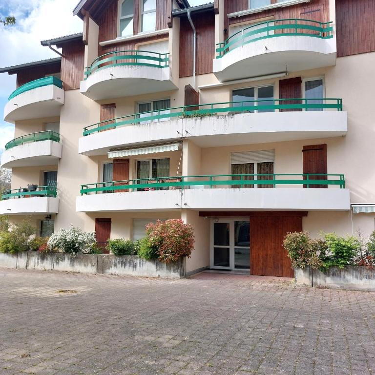 Appartement T3 classé trois étoiles au calme de plain-pied au centre Doussard avec vue sur montagne, lac Annecy à proximité - Two-Bedroom Apartment with Terrace - 2