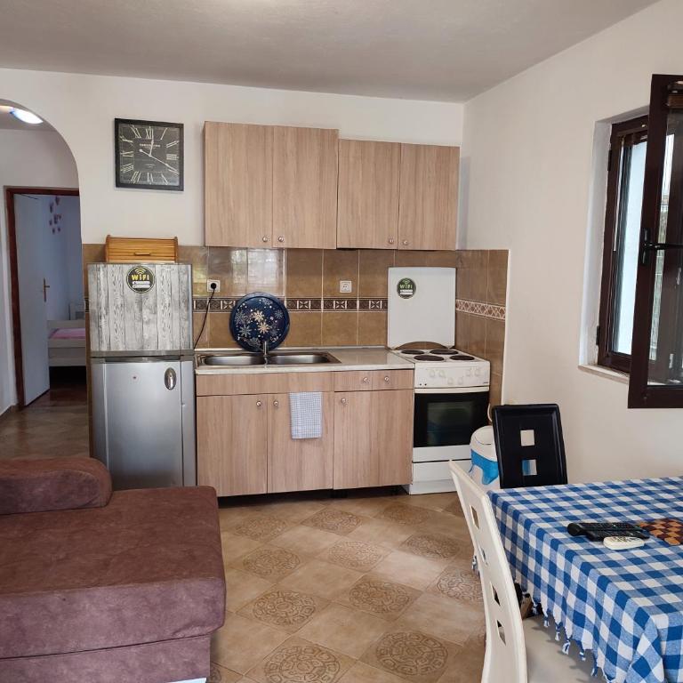 Bay Mola Aparts - Apartment with Mountain View - 1