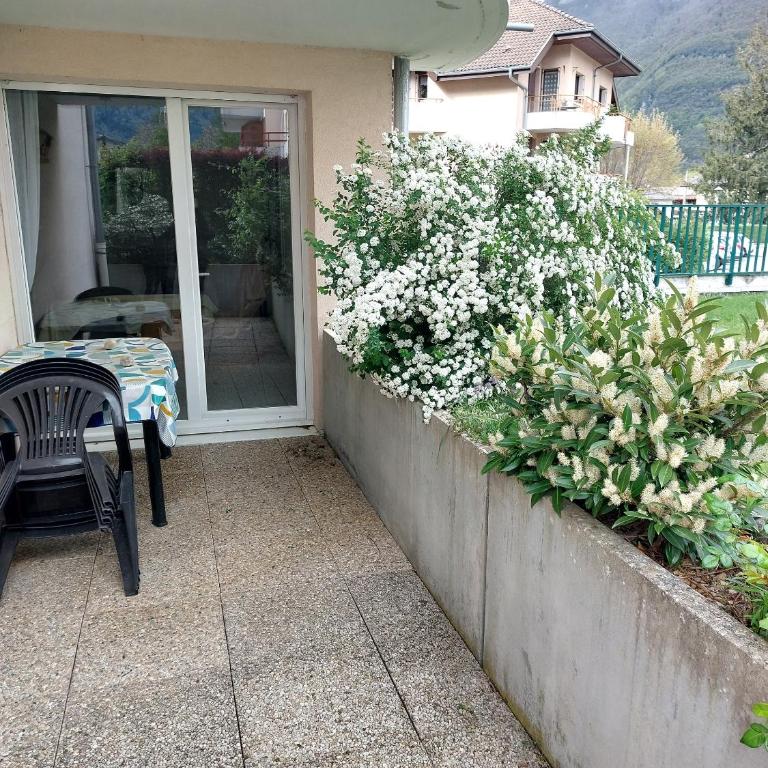 Appartement T3 classé trois étoiles au calme de plain-pied au centre Doussard avec vue sur montagne, lac Annecy à proximité - Two-Bedroom Apartment with Terrace - 17