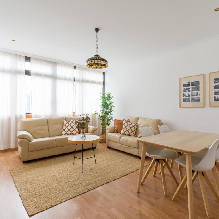 Moderno piso de 3 habitaciones cerca de Triana - Three-Bedroom Apartment - 1