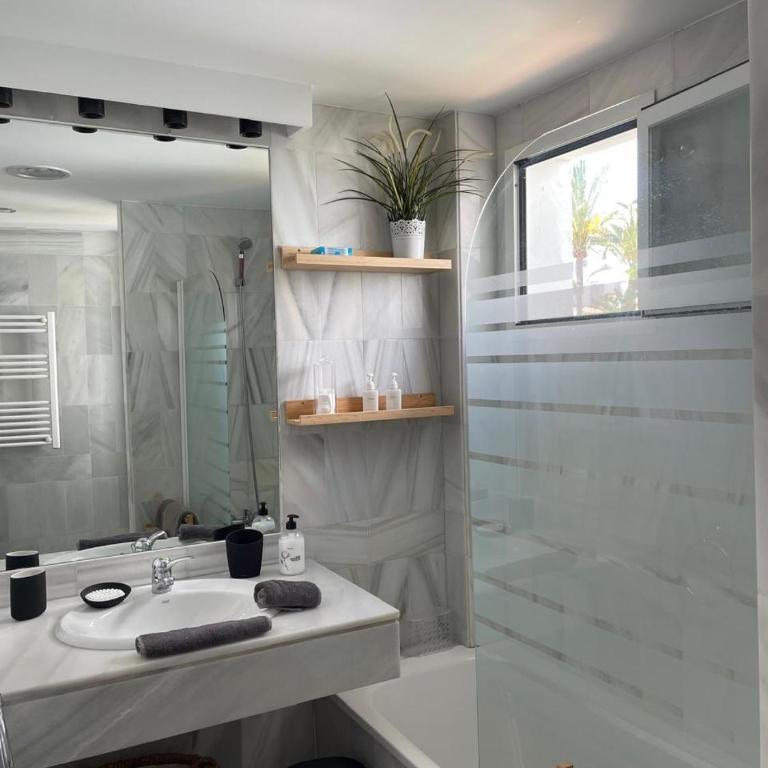 Beautiful 2 bedroom Apartment in Puerto Banus ! - Apartamento de 2 dormitorios - 44