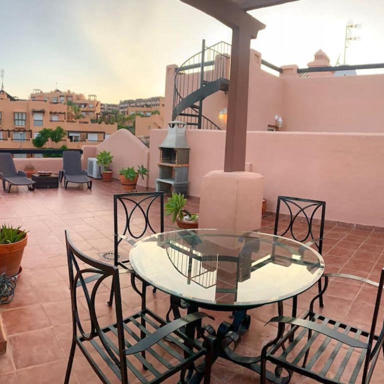 Penthouse Paradiso: 2BR Oasis in Casares del Sol - Apartamento de 2 dormitorios - 1