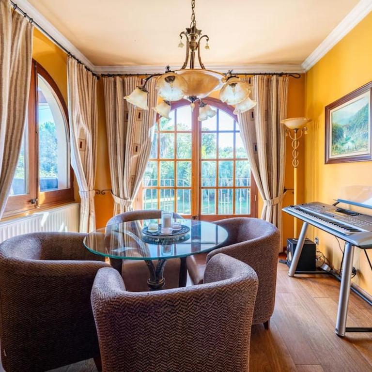 Exclusiva Casa de Lujo con Piscinas y Amplio Jardín en Zona Tranquila - Deluxe Villa - 32