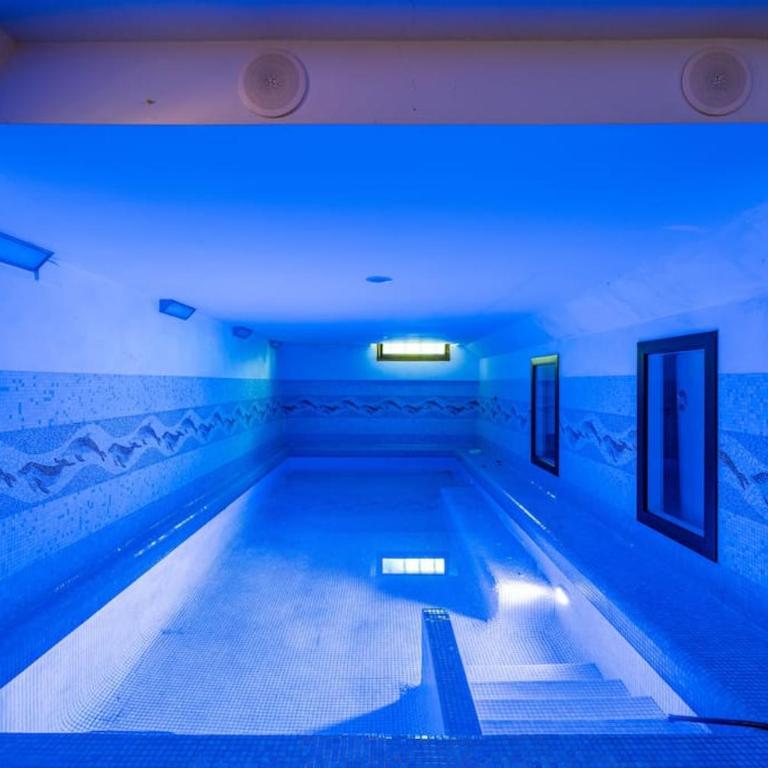 Exclusiva Casa de Lujo con Piscinas y Amplio Jardín en Zona Tranquila - Deluxe Villa - 15
