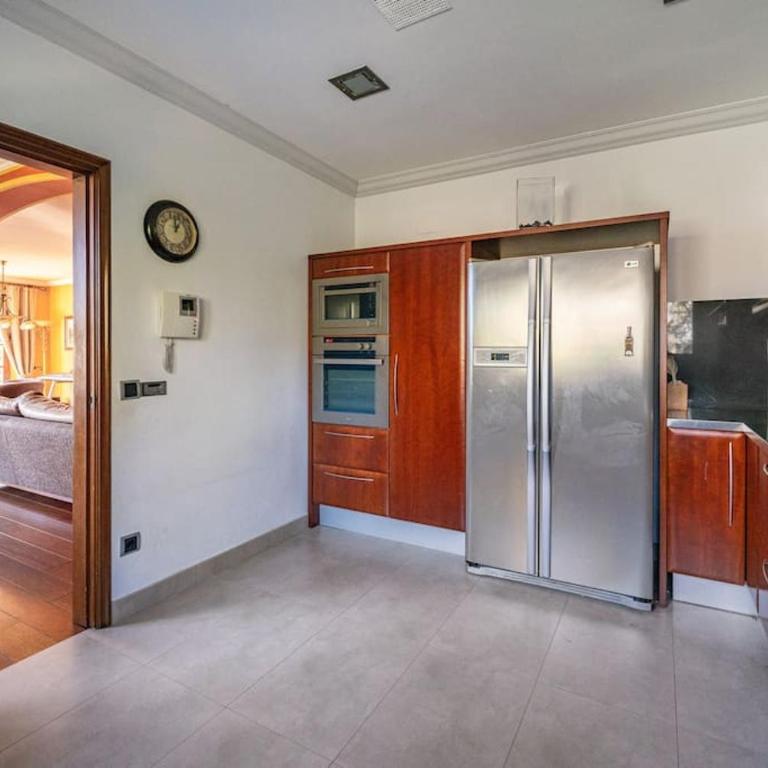 Exclusiva Casa de Lujo con Piscinas y Amplio Jardín en Zona Tranquila - Deluxe Villa - 8