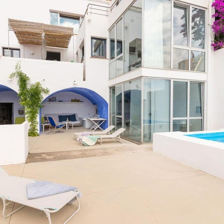 Fantástica casa con piscina y parking en el pueblo - Casa de 4 dormitorios - 1