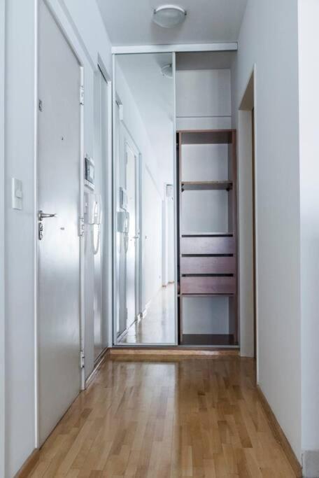 Luminoso monoambiente con balcón y cochera sobre la Avenida Corrientes!! - One-Bedroom Apartment - 3