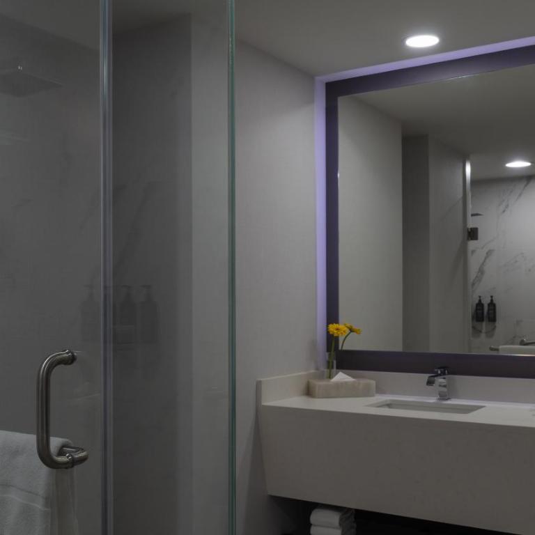 Sheraton Guadalajara Expo - Habitación Deluxe con cama extragrande, balcón y vistas a la ciudad - 3