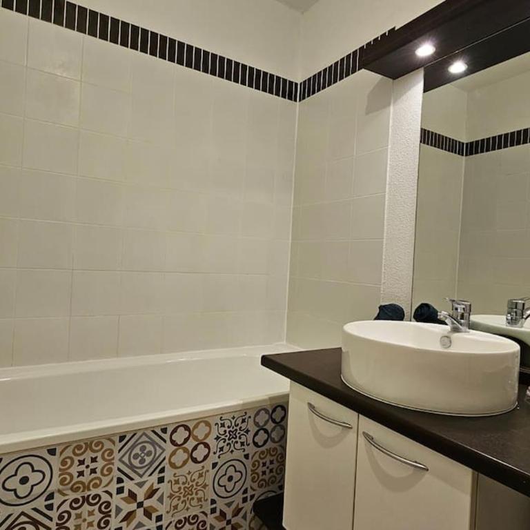 L'évasion Carcassonnais avec Terrasse 2 places de Parking privée - Apartment mit 2 Schlafzimmern und Balkon - 30