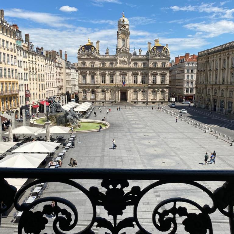 Collection Terreaux - No 3 Vue sur la place w AC - Studio Apartment - 1