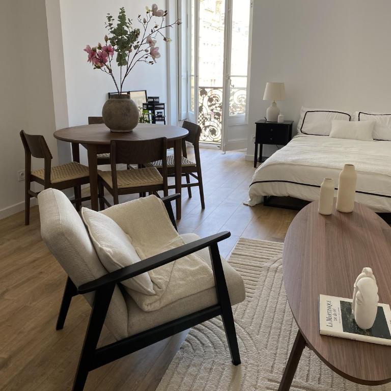 Collection Terreaux - No 3 Vue sur la place w AC - Studio Apartment - 6